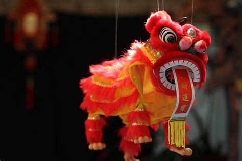 what does the lion dance symbolize in traditional Chinese culture?